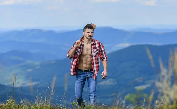 Musiker-Wanderer finden Inspiration in den Bergen. Friedlicher Wanderer. Unbekümmerter Wanderer. Weite Weiten. bezwingen die Gipfel. Mann wandert mit Gitarre auf dem Gipfel des Berges. Wanderer genießen Natur pur — Stockfoto