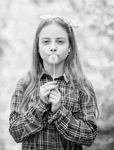 Wünschen Sie sich etwas. feiert die Rückkehr des Sommers. Löwenzahn ist schön und voller Symbolik. Der Sommer ist da. Sommergartenblume. Mädchen Teenager gekleidet Land rustikalen Stil kariertes Hemd Natur Hintergrund — Stockfoto