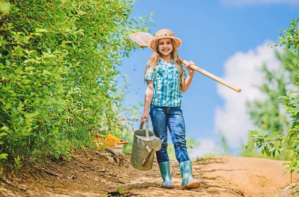 Little girl on rancho. summer farming. farmer little girl. garden tools, shovel and watering can. kid worker sunny. family bonding. spring country side village. future success. soils and fertilizers — Stock Photo, Image