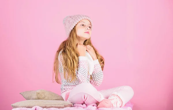 아이 롱 헤어 따뜻한 모직 모자는 따뜻하고 부드러움을 즐길 수 있습니다. 아이 소녀는 니트 따뜻한 모자 편안한 핑크 배경을 착용합니다. 겨울 패션 따뜻한 옷 컨셉. 아늑한 겨울을 유지하는 따뜻한 액세서리 — 스톡 사진
