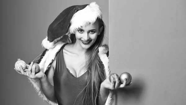 여자 매력적인 산타 새 해를 축 하 합니다. 산타 여자 크리스마스 파티 무도회 수영장 파티를 축 하 합니다. 메이크업으로 섹시 한 산타 걸입니다. 여자 산타 모자 및 빨간 수영복 개최 크리스마스 볼 장식 — 스톡 사진