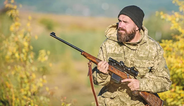 Cazador barbudo pasar tiempo libre de caza. Enfoque y concentración del cazador experimentado. Regulación de la caza. Caza concepto de pasatiempo masculino. Hombre brutal guardabosques fondo de la naturaleza. Carabina Hunter — Foto de Stock