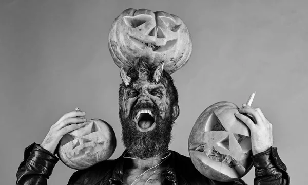 Potwór z październikowymi dekoracjami. Demon z rogami i wściekłą twarzą — Zdjęcie stockowe