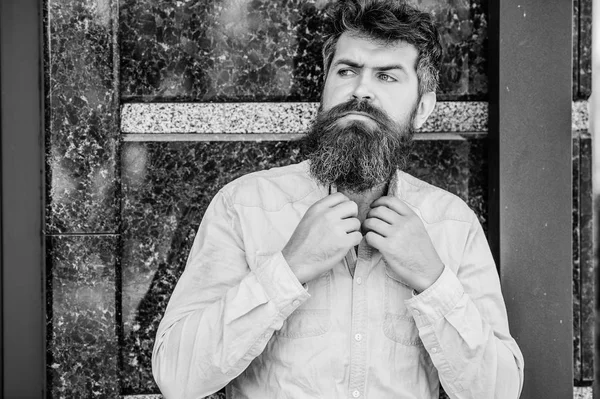 Concepto de barbero. Aseo de barba. Cuidado de la barba. Masculinidad y virilidad. Hombre atractivo barbudo hipster posando al aire libre. Postura de confianza del hombre guapo. Guy aspecto masculino con barba larga —  Fotos de Stock