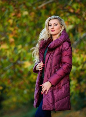Kız moda sarışın sonbahar parkı yürüyüş. Herkesin sahip olması gereken ceketler. Satın almak için en iyi kirpi ceket. Ceket ilerler. Puffer moda konsepti. Profesyonel stilist tavsiyesi. Kadın ekstra hacim ceket giymek