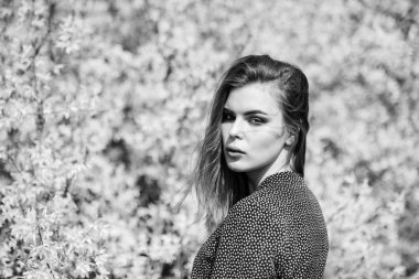 Makyaj malzemeleri. Bahar tazeliği. Doğal güzellik. Güzel kadın cilt bakımı. Doğal kozmetik konsepti. Cilt bakımı. Doğayla uyum. Organik kozmetik ürünleri. Moda makyajı. Yaz mevsimi