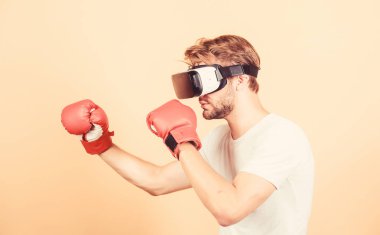 Artırılmış 3d dünya. Man boxer sanal gerçeklik kulaklık simülasyonu. Siber antrenör online eğitim. Siber uzayı keşfedin. Siber sporcu boks eldivenleri. Adam Vr gözlük oyunu oynamak. Siber spor konsepti