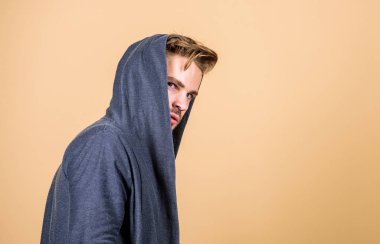 Kaba erkeklik son derece geleneksel yakışıklı görünümlü komuta. Erkeklik ve güven. Adam kapüşonlu spor tarzı giysiler giyer. Erkeklik kavramı. Alışılmışın dışında ama erkeksi bir görünüm