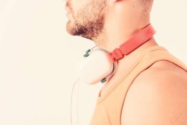 İndirim. Müzik dinleyen adam beyaz arka plan. Modern teknoloji. Müzik aleti satın alın. Mağaza mağaza müzikal aksesuar gadget'lar. Müzik tat kavramı. Mükemmel müzik ses kulaklıklarının keyfini çıkarın