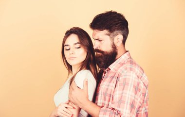 Tutkulu aşk. seksi kadın ve sakallı vahşi adam. tutku çift. aşık çift. kız ile sakallı adam hipster. kuaför ve berber konsepti. erkek ve kadın moda. sevgililer günü