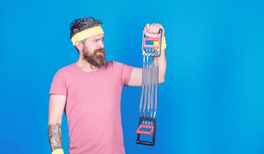 Expander ile atlet egzersiz. Adam atlet genişletici ile egzersiz sakallı. Kullanım genişletici uygun rehberlik yolu. Sporcu eğitim germe germe aparatı. Egzersiz germe deneyin. Atlet spor eğitmeni