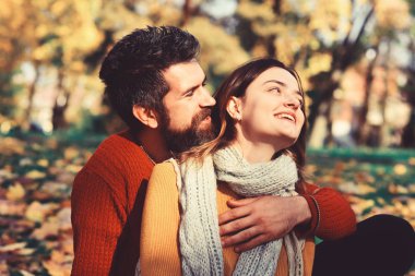 Erkek ve kadın ile doğa arka plan üzerinde mutlu yüzler