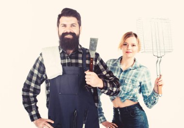 Barbeküde ortak tekniği. Temel barbekü yemekleri. Sakallı hipster ve kız pişirme ızgara beyaz arka plan eşyaları tutun. Piknik ve barbekü. Aile hazır Barbekü Başlarken. Birlikte yemek