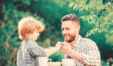 Süper baba. organik ve doğal yiyecekler. Babasından küçük bir çocuk. Baba ve oğul dışarıda yiyorlar. Sağlıklı yemek. Aile günü yakınlaşması. Birlikte yemek yemeyi seviyorlar. Hafta sonu kahvaltısı