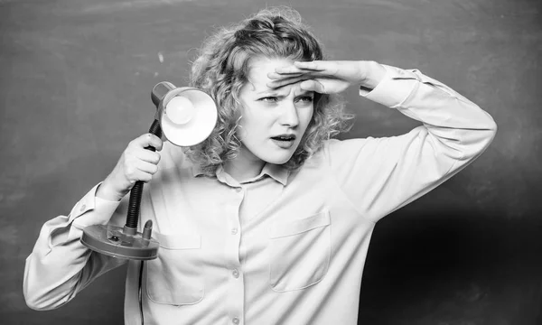 Wissenslicht. Lehrer mit Lampe an der Schultafel. Studentinnen, die mit Strom arbeiten. Brainstorming Frau. Aufklärung. Idee und Inspiration. Bildungskonzept. Zurück zur Schule — Stockfoto