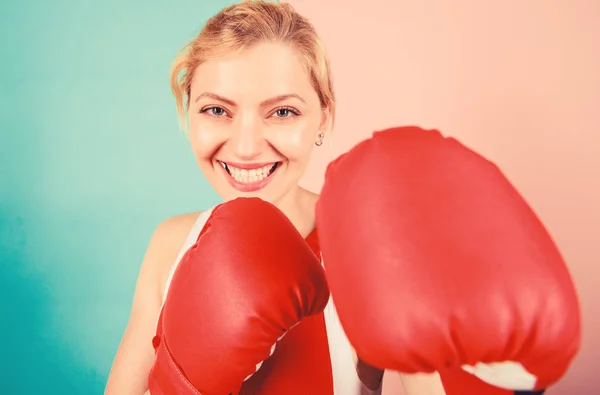 Fiduciosa nella sua abilità di pugile. Boxe migliorare temperamento e volontà. Concentrato sul pugno. Guanti da pugilato donna focalizzati sull'attacco. Una ragazza ambiziosa combatte i guanti da boxe. Diritti delle donne. Ti caccero 'via. — Foto Stock