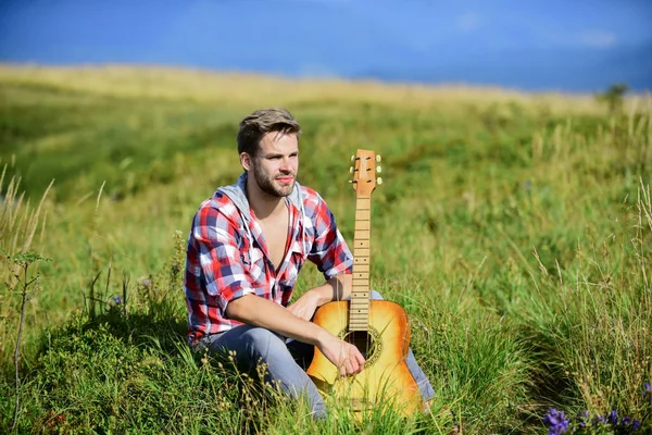 Começa a música. homem sexy com guitarra em camisa quadriculada. Homem cowboy com guitarrista acústico. música country. moda hipster. feliz e livre. camping ocidental e caminhadas — Fotografia de Stock