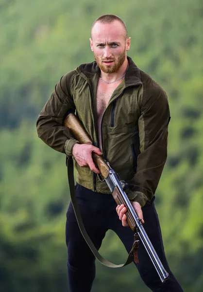 Sempre pronto. Homem musculoso segura a arma. propósito e sucesso. homem pronto para disparar. hobby de caçador. Soldado no terreno. polígono. Forças do exército. sniper alcançar a montanha alvo. Estilo militar. macho em camuflagem — Fotografia de Stock