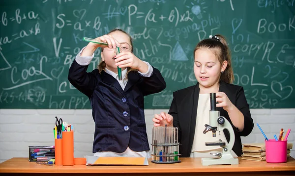 Schule für hochbegabte Kinder. Gymnasiasten mit vertieftem Studium der Naturwissenschaften. Schulprojektuntersuchung. Schulversuch. Mädchen in Schuluniform aufgeregt, ihre Hypothese zu beweisen — Stockfoto