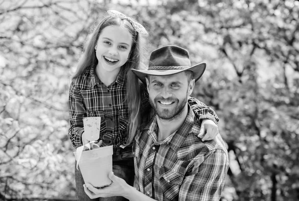 Plant your favorite veggies. Planting season. Family garden. Maintain garden. Planting flowers. Family dad and daughter planting plants. Transplanting vegetables from nursery or gardening center — Stock Photo, Image