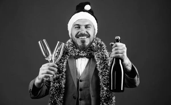 Homem barbudo hipster alegre Santa segurar champanhe e copos. Organizadores de festas de Natal. O ouropel de chefe pronto celebra o Ano Novo. Ideias corporativas do partido os funcionários vão adorar. Festa de Natal corporativa — Fotografia de Stock