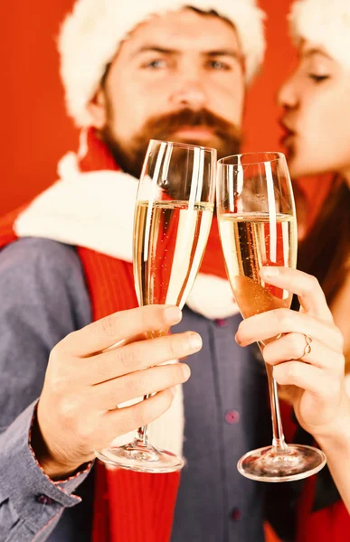 Babbo Natale e ragazza sexy con drink, primo piano. Uomo con la barba — Foto Stock