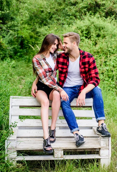 Zomervakantie. Samen genieten van een leuk weekend. Familie weekend. Romantische datum in Park. Paar in liefde zitten op Bank. Jeugd hangen. Vriend en vriendin in de liefde. Liefde en romantiek concept — Stockfoto