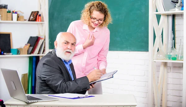 Öğrenci bazı bilgilerle şaşkına çevrilmiş. Öğretmene görev hakkında sorular soran öğrenci. Matematik görevlerini çözmek. Okul eğitimi kavramı. Ev ödevini kontrol et. Eğitimci ve öğrenci kitaba bakıyor. Zor konuyu açıklama — Stok fotoğraf