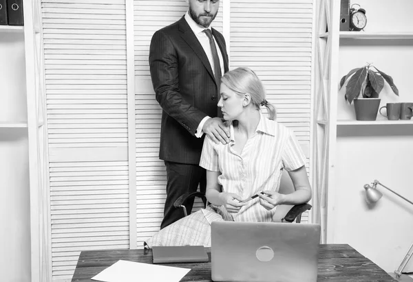 Lány illetlen viselkedés. Erőszakos főnök. Szexuális zaklatás az üzleti irodában. — Stock Fotó