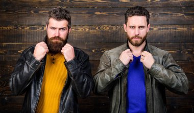 Acımasız adamlar deri ceket giyer. Deri moda erkek giyim. Erkekler vahşi sakallı hipster moda siyah deri ceketler poz. Yakışıklı şık ve serin. Acımasız deri giysilere kendinizi güvenin