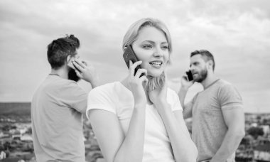 Mobil cihazlar üzerinden modern konuşma. Mobil iletişim teknolojisini kullanarak. Cep telefonlarıyla konuşan bir grup arkadaş. Akıllı telefonları açık havada modern insanlar. Cep telefonu kullanıcıları. İnsanlar ve teknoloji