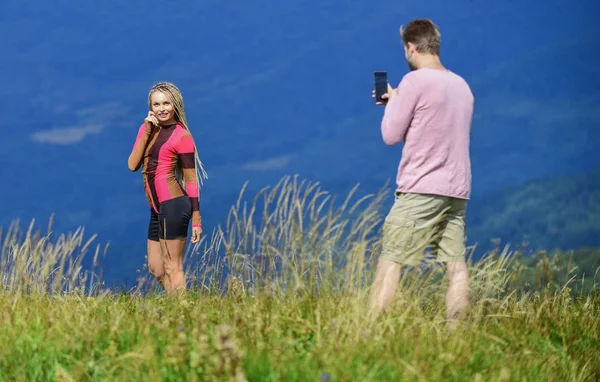 Recuerdos desgarradores. Hombre y mujer posando foto móvil. Concepto vacaciones de verano. Un tiro más. Viajan juntos con cariño. Una pareja tomando fotos. Pareja enamorada senderismo montañas. Vamos a tomar una foto — Foto de Stock