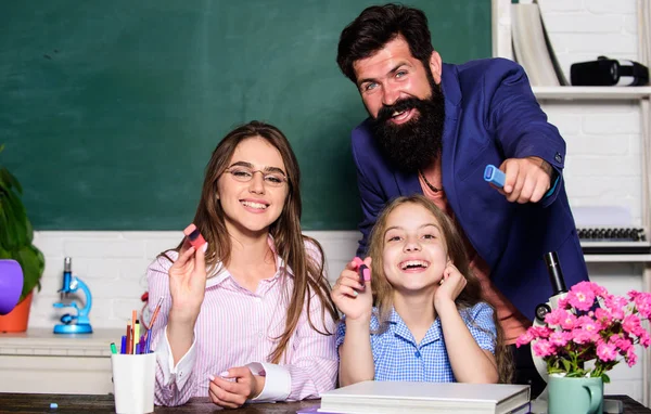 Teaching daughter. Mom and dad teachers helping child with learning. Good learning environment. Learners must feel supported welcomed and respected. Smart family. Favorable conditions for learning — Stock Photo, Image