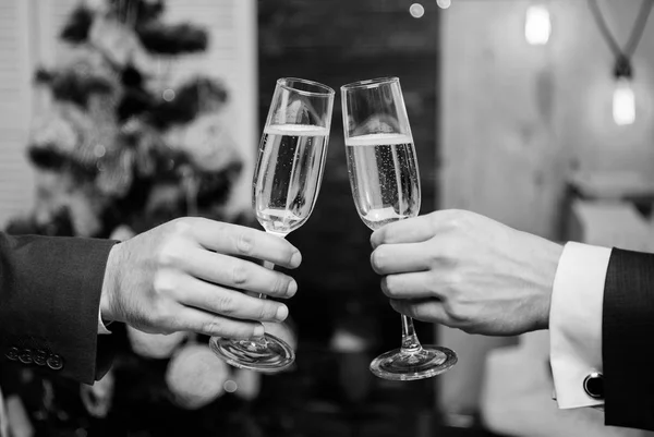 I colleghi festeggiano l'anno nuovo. Mani maschili abito formale tenere bicchieri di champagne. Concetto di salute. Festa aziendale di Capodanno. Festa con champagne. Festeggiamo. Anno di successo. Bere champagne alla festa — Foto Stock