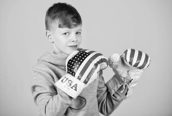 Pousser à la limite. entraînement du petit garçon boxeur. Etats Unis jour de l'indépendance. Heureux enfant sportif en gants de boxe. Régime physique. santé énergétique. punching knockout Succès sportif. vêtements de sport mode — Photo