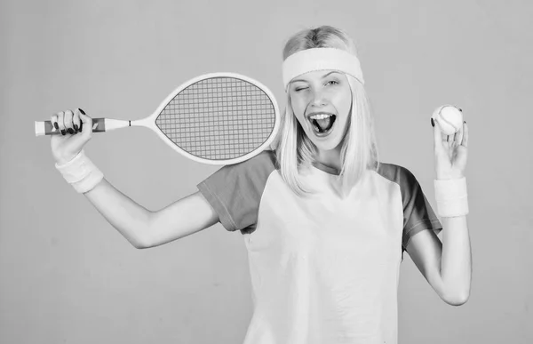 Tempo libero attivo e hobby. Atleta tenere la racchetta da tennis in mano su sfondo grigio. Tennis sport e intrattenimento. Concetto di tennis club. Ragazza adorabile bionda giocare a tennis. Sport per il mantenimento della salute — Foto Stock