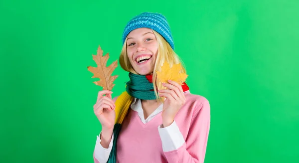 Cura della pelle e consigli di bellezza. È ora di ringiovanire e riparare la pelle. Consigli per la cura della pelle autunnale. Come aggiornare la tua routine di cura della pelle per l'autunno. Donna piuttosto carino sorriso viso indossare maglia cappello tenere foglie cadute — Foto Stock