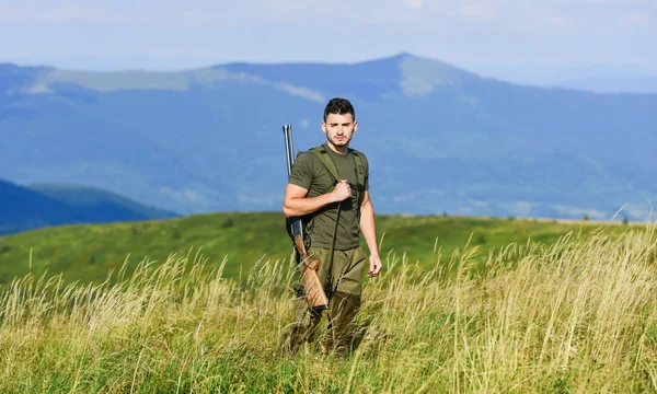 Há segurança em números. hobby de caçador. Estilo militar. Homem em camuflagem. Homem musculoso segura a arma. propósito e sucesso. Forças do exército. sniper alcançar a montanha alvo. Soldado no terreno. polígono — Fotografia de Stock