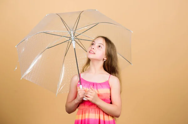 Jag skulle stanna här för evigt. höstens mode. regnigt väder. Höststämning. bekymmerslös barndom. liten flicka med paraply. höstvädret prognos. barn med trabsparent parasoll — Stockfoto