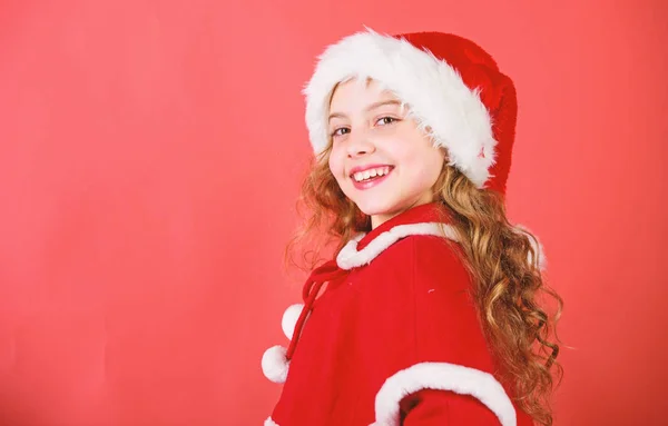 Fiesta de Navidad tradicional. Las mejores ideas para celebrar la Navidad. Concepto de vacaciones de invierno. Traje de Santa Claus rojo infantil listo para celebrar. Feliz Navidad y feliz año nuevo. Disfrute de vacaciones de Navidad —  Fotos de Stock