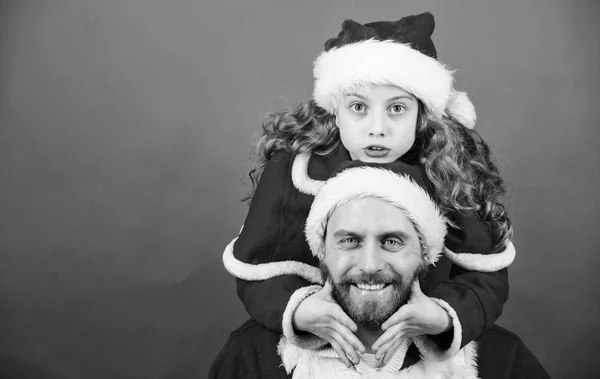 Tradição da família de Natal. Pai em traje de Papai Noel e filha garoto bonito. Feliz infância. Férias em família. Conceito do Pai Natal. Faça férias extra especial. Celebrar o Natal juntos — Fotografia de Stock