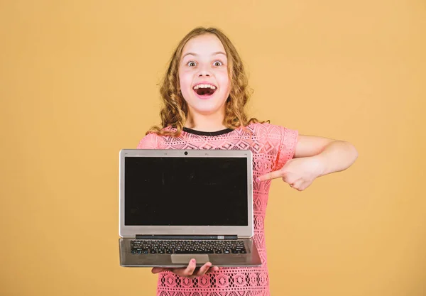 Online winkelen met mobiel internet. ontwikkeling van kinderen in het digitale tijdperk. Met behulp van sociaal netwerk. zakelijke digitale marketing. Gelukkig klein meisje met notebook. online onderwijs e leren. Studietijd — Stockfoto