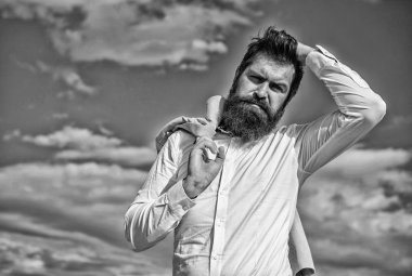 Sakallı adam hipster beyaz resmi elbise görünüyor gökyüzü arka plan keskin. Süslü damat. Sakal ve bıyık hipster çekici şık beyaz gömlek görünüyor. Şık kıyafet şık görünüm