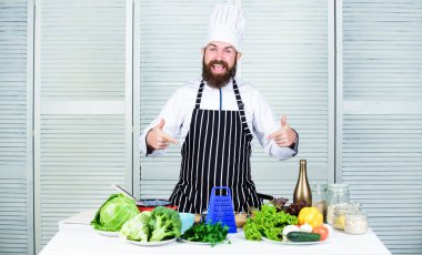 Şef yemek yemek için rende kullanmak gidiyor. Sebzeler ana madde. Sebzeler kolay yemek. Yeşillik marul lahana brokoli taze sebze ve pişirme mutfak eşyaları yakınında Şef. İhtiyacımız olan tek şey sağlıklı bir şekilde pişirin