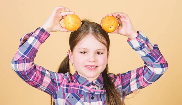 Obsesionado con la comida casera. Alimentación saludable y calorías. Deliciosas magdalenas. Niña linda niña comiendo magdalenas o magdalenas. Dulce postre. Receta culinaria. Sabroso bocadillo. Niño enamorado de magdalenas — Foto de Stock