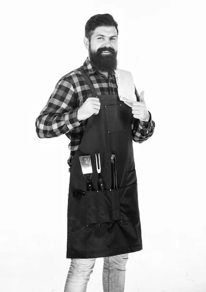 Gelukkig en tevreden. Chef hipster geven duimen omhoog. Brutale hipster dragen barbecue schort met grillen tools in zakken. Bearded hipster klaar voor het bereiden van barbecuegerechten. Professionele hipster-kok — Stockfoto