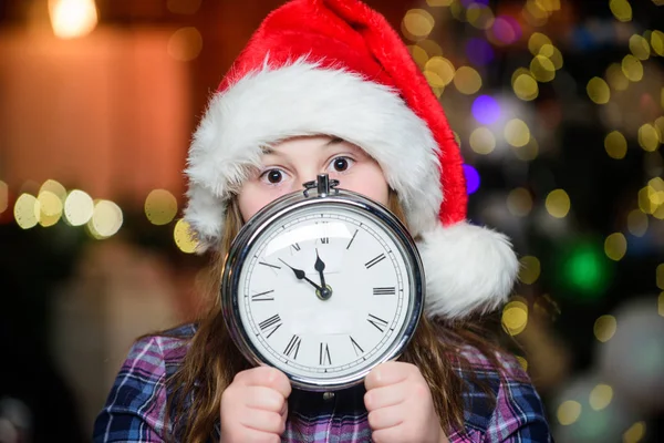 Contando el tiempo. Faltan pocos minutos para el año nuevo. Llega el momento mágico. Navidad casi aquí. Chica Santa Claus sombrero y reloj. Conoce las vacaciones de Navidad. Ambiente festivo el día de Navidad. Cuenta atrás de año nuevo —  Fotos de Stock