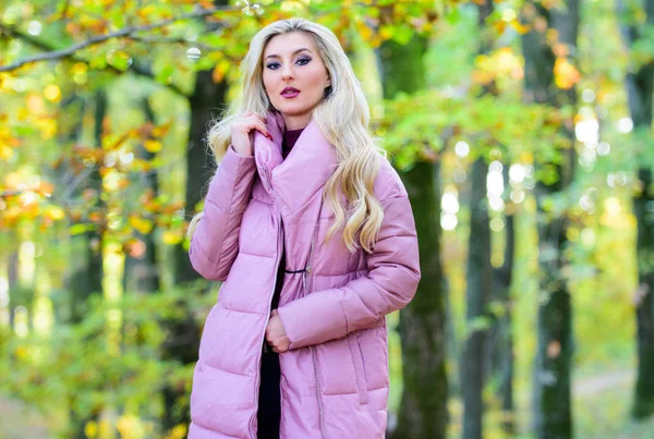Nasıl hızlı ve güvenli bir şekilde ağartılmış saç onarmak için. Sonbahar parkta kız moda sarışın yürüyüş. Sonbahar saç bakım konsepti. Sonbahar saç bakımı böylece kuru kıvırcık saçönlemek için önemlidir. Soğuk sarışın kavramı