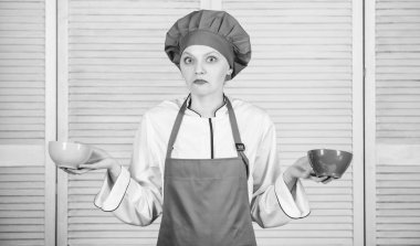 Kaç porsiyon yemek istiyorum. Kadın aşçı kase tutun. Bir miktar kalori hesaplamak sen tüketen. Gıda normal bölümü hesaplar. Gıda porsiyon boyutu hesapla. Diyet ve kavram diyet