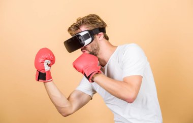 sanal gerçeklikte boks. Dijital spor başarısı. Vr gözlüklü adam. Fütüristik oyun. vr boks. gelecekteki yenilik. adam yeni teknoloji kullanın. modern gadget. Eğitim boks oyunu. Büyük ilerleme